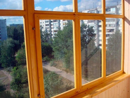 Остекление балконов деревянными рамами 10